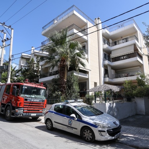 Η πολυκατοικία στη Ραφήνα, όπου 44χρονος βρέθηκε κρεμασμένος από το  μπαλκόνι του