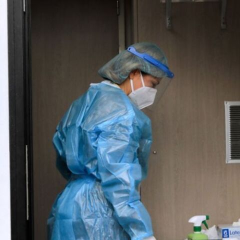 Υγειονομικός σημειώνει αποτέλεσμα μετά από δωρεάν rapid test για κορωνοϊό σε πολίτη