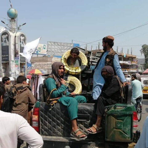 Ο άνδρας με τα λάστιχα στον λαιμό σε πόλη στο Αφγανιστάν - Οι Ταλιμπάν ανέφεραν ότι τον «τιμώρησαν» επειδή πήγε να τα κλέψει