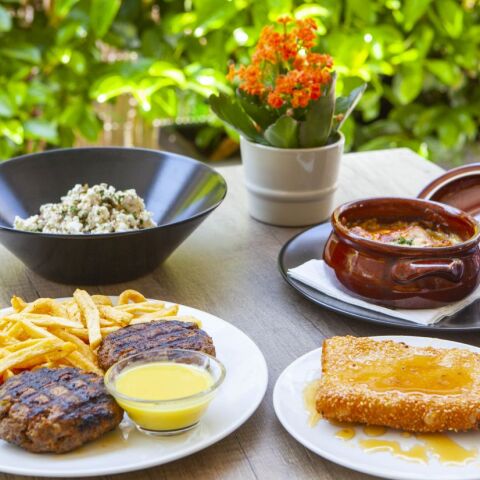 Το Καφέ-Μεζεδοπωλείο Πολύγωνο στο Αττικό Άλσος 