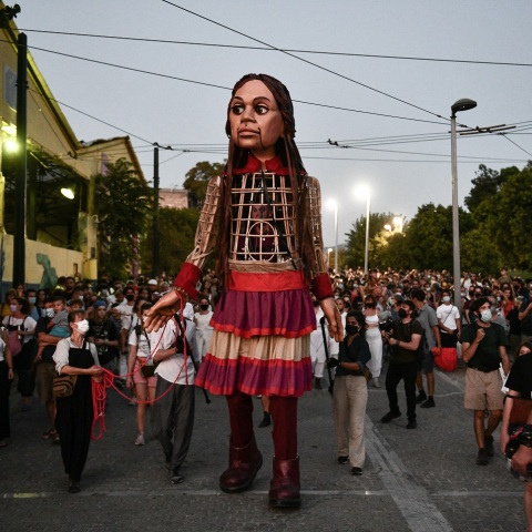 Στιγμιότυπο από την περιφορά της Κούκλας Αμάλ στην Αθήνα
