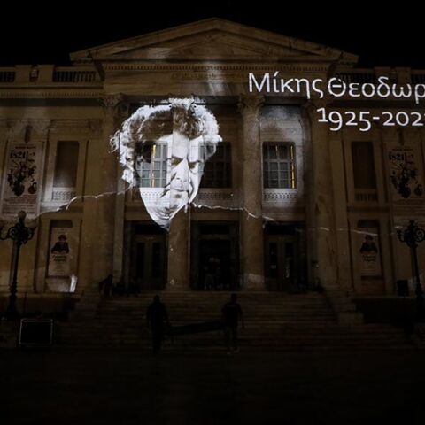 3D προβολή του Μίκη Θεοδωράκη στην πρόσοψη του Δημοτικού Θεάτρου Πειραιά