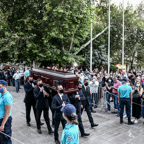 Η σορός του Μίκη Θεοδωράκη στη Μητρόπολη Αθηνών - Λαϊκό προσκύνημα για δεύτερη ημέρα