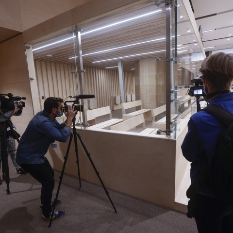 Η ειδικά διαμορφωμένη αίθουσα του δικαστηρίου στο Παρίσι για τη δίκη των κατηγορούμενων Τζιχαντιστών
