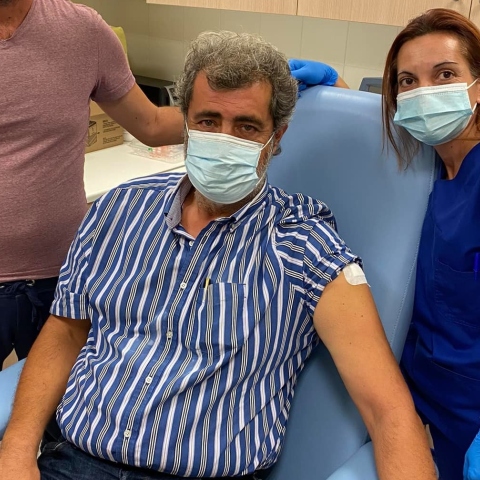 Ο Παύλος Πολάκης μετά τον εμβολιασμό του