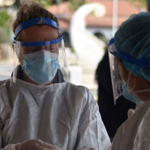 Υγειονομικοί από κινητό κλιμάκιο του ΕΟΔΥ διενεργούν δωρεάν rapid test για κορωνοϊό (ΦΩΤΟ ΑΡΧΕΙΟΥ) - Σε 156 σημεία την Τετάρτη 8 Σεπτεμβρίου 2021