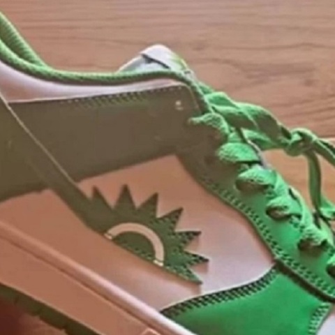 Τα παπούτσια ΠΑΣΟΚ