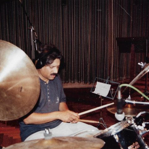 Ο μουσικός Trilok Gurtu παίζει ντραμς