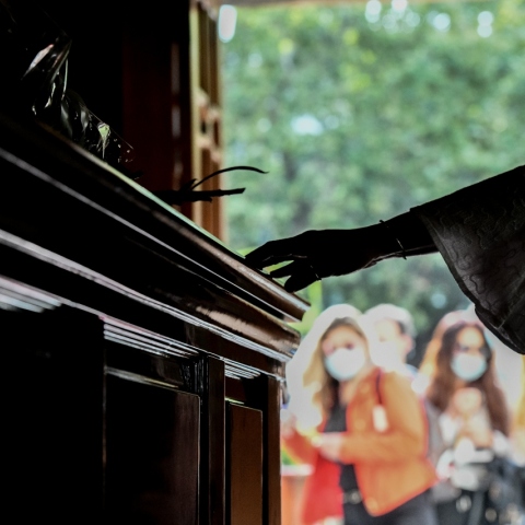 Δεύτερη ημέρα του λαϊκού προσκυνήματος, στη σορό του Μίκη Θεοδωράκη στη Μητρόπολη Αθηνών 