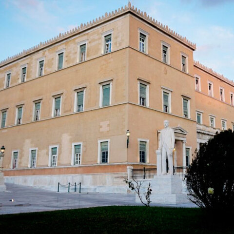 Το κτίριο της Βουλής (φωτό αρχείου) - Με δυο rapid test στο Κοινοβούλιο οι ανεμβολίαστοι βουλευτές σύμφωνα με τον Κώστα Τασούλα 