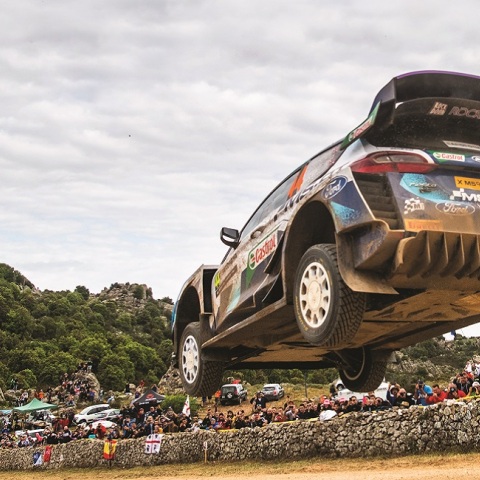 Ένα αυτοκίνητο κατά τη διάρκεια ενός αγώνα.