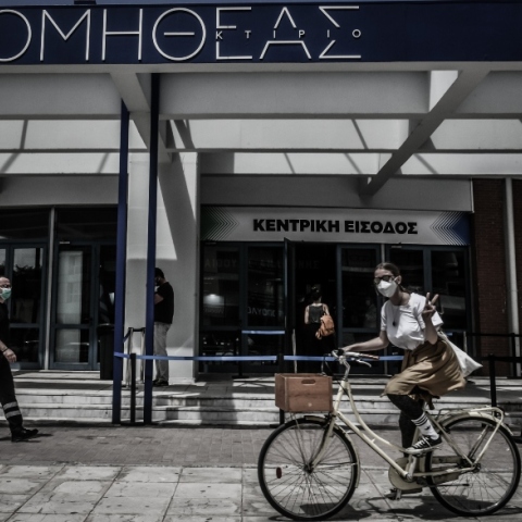 Στιγμιότυπο από το Εμβολιαστικό Κέντρο Προμηθέας