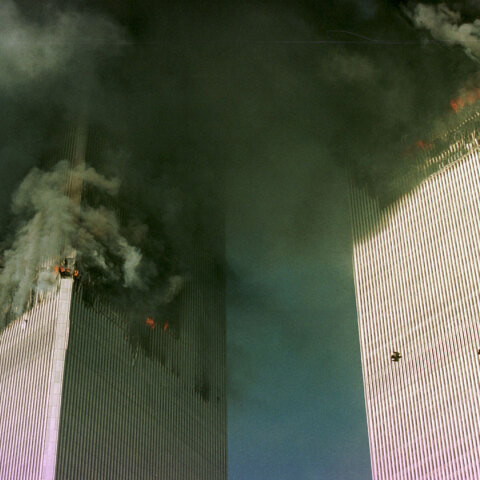 Οι Δίδυμοι Πύργοι της Νέα Υόρκης φλέγονται μετά το τρομοκρατικό χτύπημα στις 9/11/2001