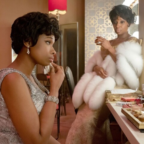 Η ηθοποιός Τζένιφερ Χάντσον ως Αρίθα Φράνκλιν βάφεται στον καθρέφτη - Σκηνή από τη βιογραφική ταινία "Aretha"