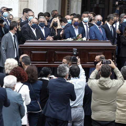 Το φέρετρο με τη σορό του Μίκη Θεοδωράκη στη Μητρόπολη Αθηνών μετά το λαϊκό προσκύνημα