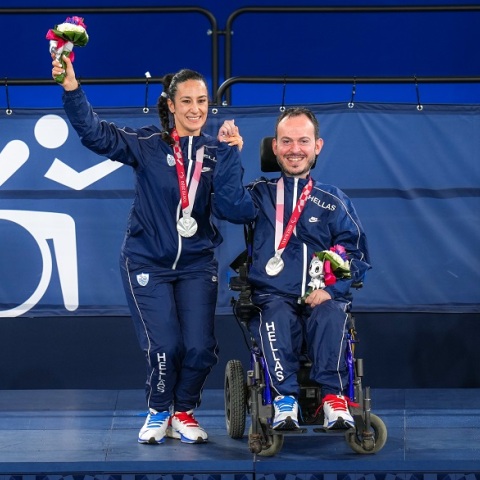 O Γρηγόρης Πολυχρονίδης, ποζάρει με το ασημένιο μετάλλιο στην τελετή απονομής, κατά τη διάρκεια των Παραολυμπιακών Αγώνων στο Τόκιο 2020