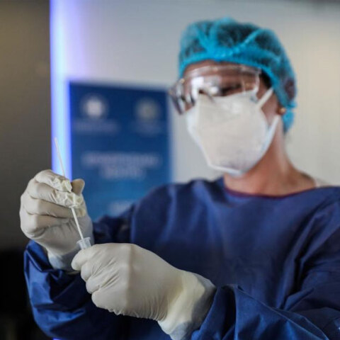 Υγειονομικός του ΕΟΔΥ διενεργεί rapid test (ΦΩΤΟ ΑΡΧΕΙΟΥ) - Σε 150 σημεία στην Ελλάδα τα κινητά κλιμάκια την Πέμπτη 9 Σεπτεμβρίου 2021