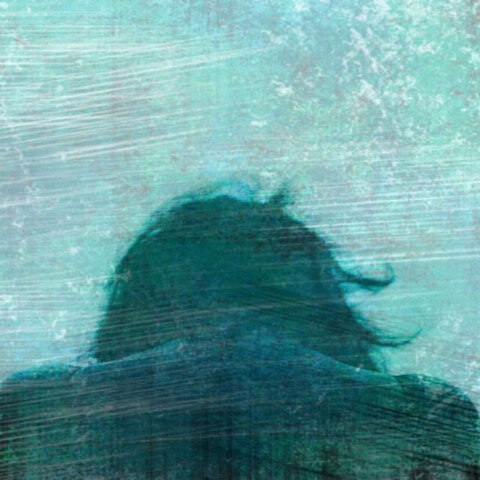 Σκιά κοπέλας με σκυμένο κεφάλι