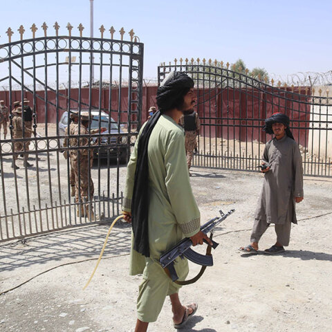 Mαχητές των Ταλιμπάν περιφρουρούν πύλη εισόδου στο Αφγανιστάν