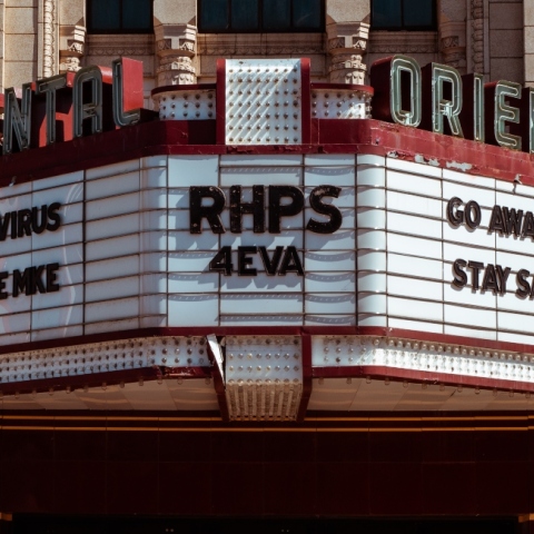 Η πινακίδα στον κλεστό κινηματογράφο Oriental στο Μιλγουόκι των ΗΠΑ γράφει «Go Away Virus, Stay Awake»