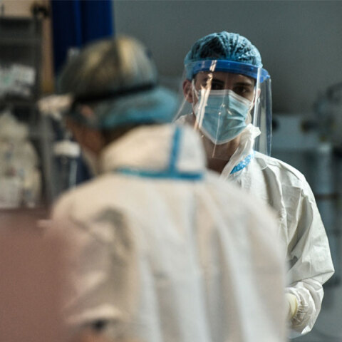 Γιατρός με μάσκα για κορωνοϊό σε ΜΕΘ (ΦΩΤΟ ΑΡΧΕΙΟΥ) - Δεν βρέθηκε νέο κρούσμα από τη μετάλλαξη Μι στην Ελλάδα