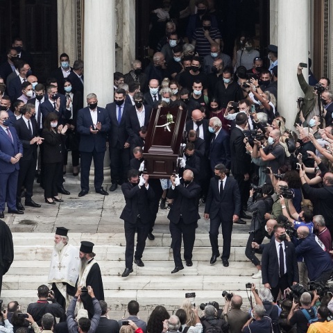 Στιγμιότυπο από τον εξωτερικό χώρο στην Μητρόπολη Αθηνών κατά την τελετή αποχαιρετισμού στον Μίκη Θεοδωράκη την Τετάρτη 8 Σεπτεμβρίου 2021