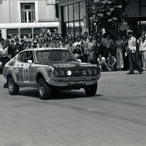 24ο Ράλλυ Ακρόπολις 1977, Καρδίτσα, «Σιρόκο» - Μ. Μακρινός με Datsun 160 και με φόντο «ανθρωπομπαριέρα»