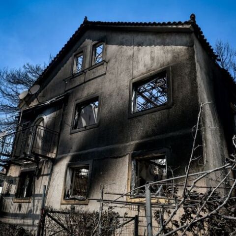 Σπίτι κατεστραμμένο από τις φωτιές στην Αττική