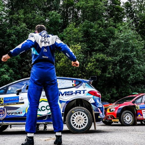 Οδηγοί ετοιμάζουν τα αυτοκίνητα τους.