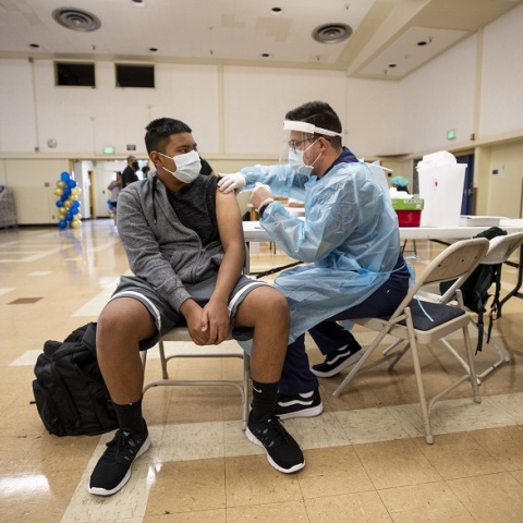 Εμβολιασμός 14χρονου κατά του κορωνοϊού στις ΗΠΑ