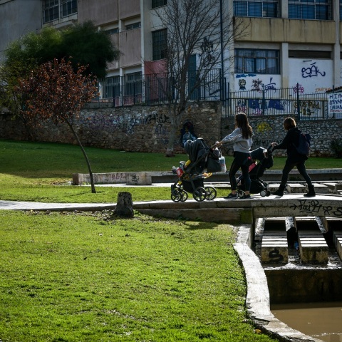 Γυναίκες που κάνουν βόλτα στην Αθήνα με παιδιά σε καροτσάκι