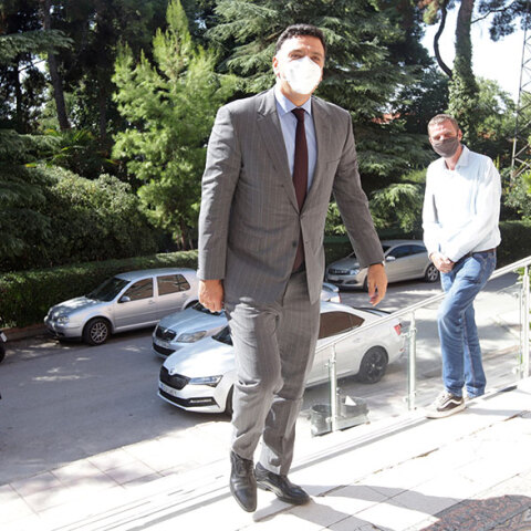 Ο Βασίλης Κικίλιας προσέρχεται στη συνάντηση με τον Απόστολο Τζιτζικώστα, όπου μεταξύ άλλων ανακοινώθηκε ότι το λιμάνι της Θεσσαλονίκης μετατρέπεται σε home port και hub για τον τουρισμό κρουαζιέρας