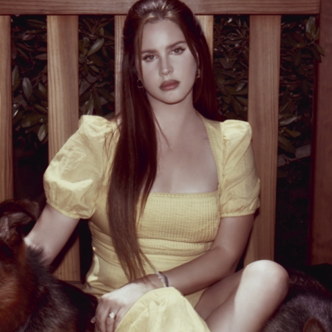 Η τραγουδίστρια Lana Del Rey μαζί με έναν σκύλο