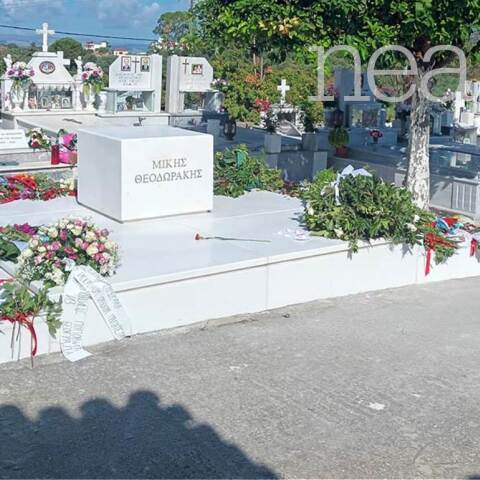 Μίκης Θεοδωράκης: Λίγα λουλούδια από θαυμαστές στον τάφο του σπουδαίου μουσικοσυνθέτη