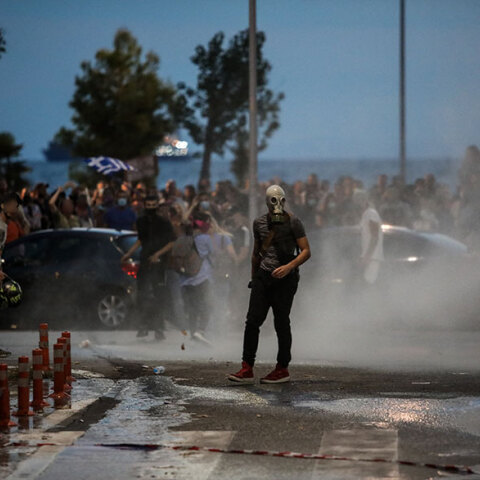 Ένταση και χημικά σε πορεία που πραγματοποίησαν αντιεμβολιαστές στη Θεσσαλονίκη λίγη ώρα πριν ξεκινήσει η ομιλία Μητσοτάκη στην 85η ΔΕΘ
