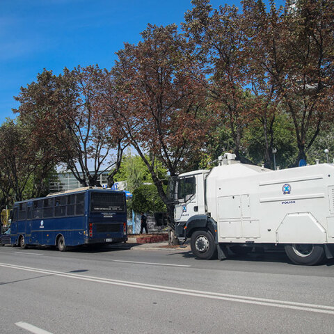 Θεσσαλονίκη: Κλούβες της Αστυνομίας και όχημα ρίψης νερού έξω από τη «ΔΕΘ 2021»