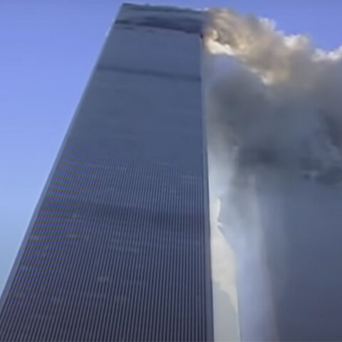 Οι Δίδυμοι Πύργοι στις φλόγες - Εξτρεμιστές της Αλ Κάιντα έκαναν αεροπειρατεία σε αεροσκάφη και τα έριξαν στο Παγκόσμιο Κέντρο Εμπορίου στη Νέα Υόρκη
