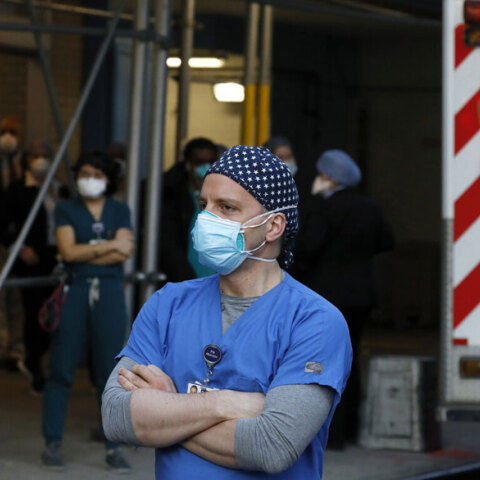 Υγειονομικός με μάσκα για τον κορωνοϊό έξω από νοσοκομείο στις ΗΠΑ (ΦΩΤΟ ΑΡΧΕΙΟΥ)