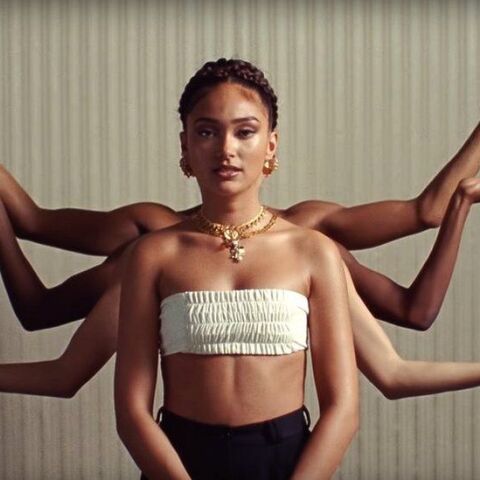 Η τραγουδίστρια Joy Crookes