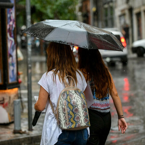 Κοπέλες με ομπρέλα στη βροχή (ΦΩΤΟ ΑΡΧΕΙΟΥ) - Έκτακτο δελτίο επιδείνωσης καιρού εξέδωσε η ΕΜΥ για την Κυριακή 12 Σεπτεμβρίου 2021