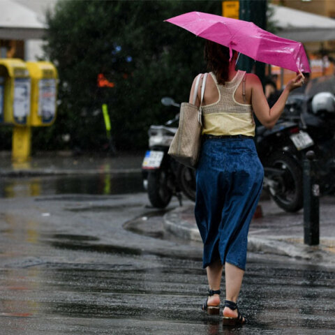 Κοπέλα με ομπρέλα (ΦΩΤΟ ΑΡΧΕΙΟΥ) - Επιδείνωση παρουσιάζει ο καιρός αύριο Κυριακή 12 Σεπτεμβρίου 2021, σύμφωνα με τη νέα πρόγνωση