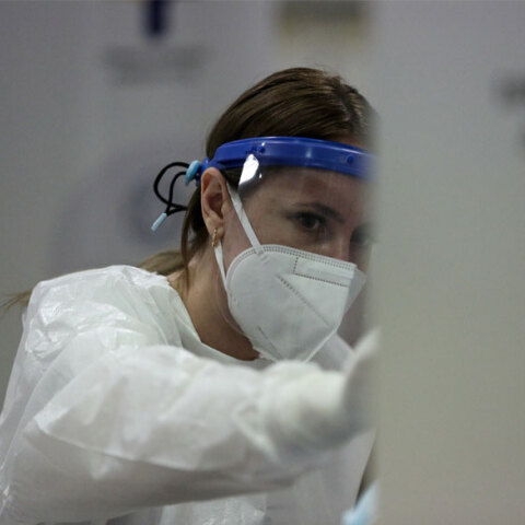 Υγειονομικός διενεργεί δωρεάν rapid test για κορωνοϊό (ΦΩΤΟ ΑΡΧΕΙΟΥ) - Τα κρούσματα σήμερα Σάββατο 11 Σεπτεμβρίου 2021 ανακοίνωσε ο ΕΟΔΥ