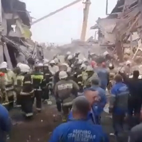 Διασώστες στο σημείο όπου κατέρρευσε κτίριο στη Ρωσία μετά την έκρηξη φυσικού αερίου