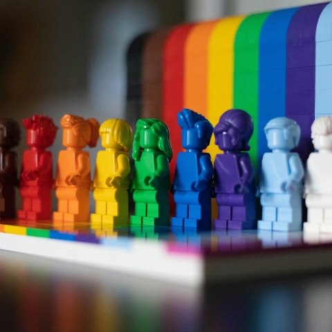 Lego φιγούρες αφιερωμένες στο Pride