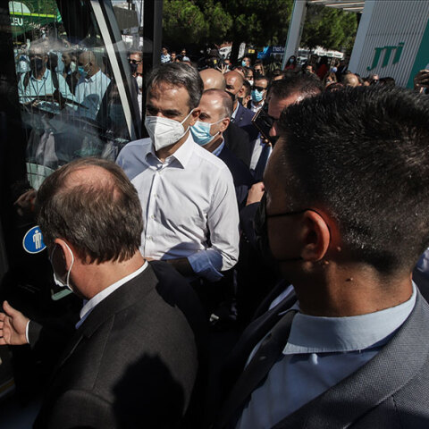 ΔΕΘ 2021: Ο πρωθυπουργός Κυριάκος Μητσοτάκης ετοιμάζει να επιβιβαστεί σε ηλεκτρικό λεωφορείο