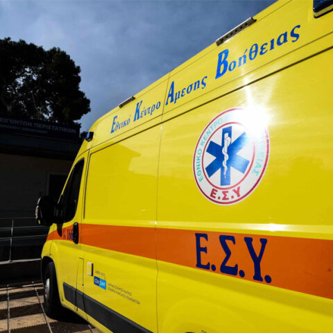 Ασθενοφόρο του ΕΚΑΒ - Νεκρός ο 14χρονος στο Αγρίνιο μετά την πτώση του από μπαλκόνι πολυκατοικίας