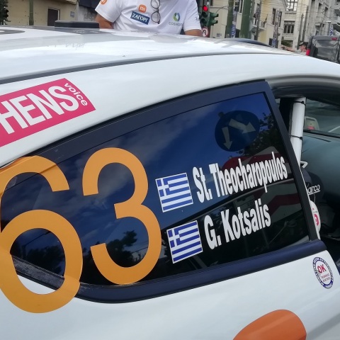 Ράλλυ Ακρόπολις - Το αγωνιστικό αυτοκίνητο των Στέφανου Θεοχαρόπουλου – Γιώργου Κότσαλη με το λογότυπο της ATHENS VOICE