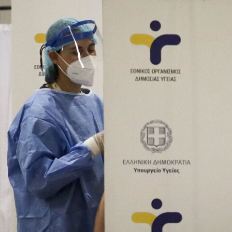 Υγειονομικός του ΕΟΔΥ διενεργεί δωρεάν rapid test για κορωνοϊό (ΦΩΤΟ ΑΡΧΕΙΟΥ) - Σε 34 σημεία σήμερα Σάββατο 11 Σεπτεμβρίου 2021 τα κινητά κλιμάκια