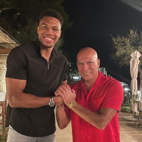 Νίκος Γκάλης και Γιάννης Αντετοκούνμπο: Οι παίκτες – ορόσημο του ελληνικού μπάσκετ φωτογραφήθηκαν μαζί χαρίζοντας ιστορικό ενσταντανέ στους φιλάθλους