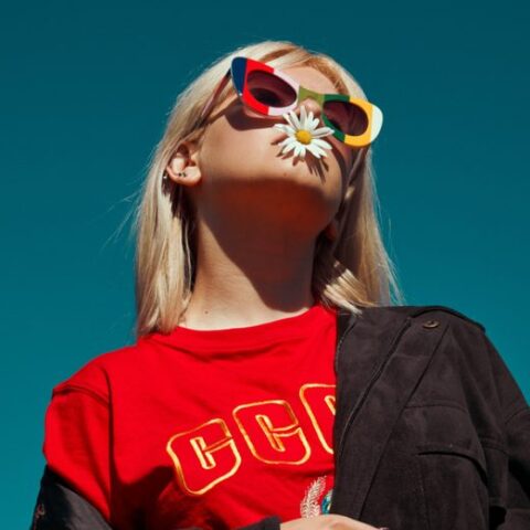 Γυναίκα με γυαλιά ηλίου και ξανθά μαλλιά